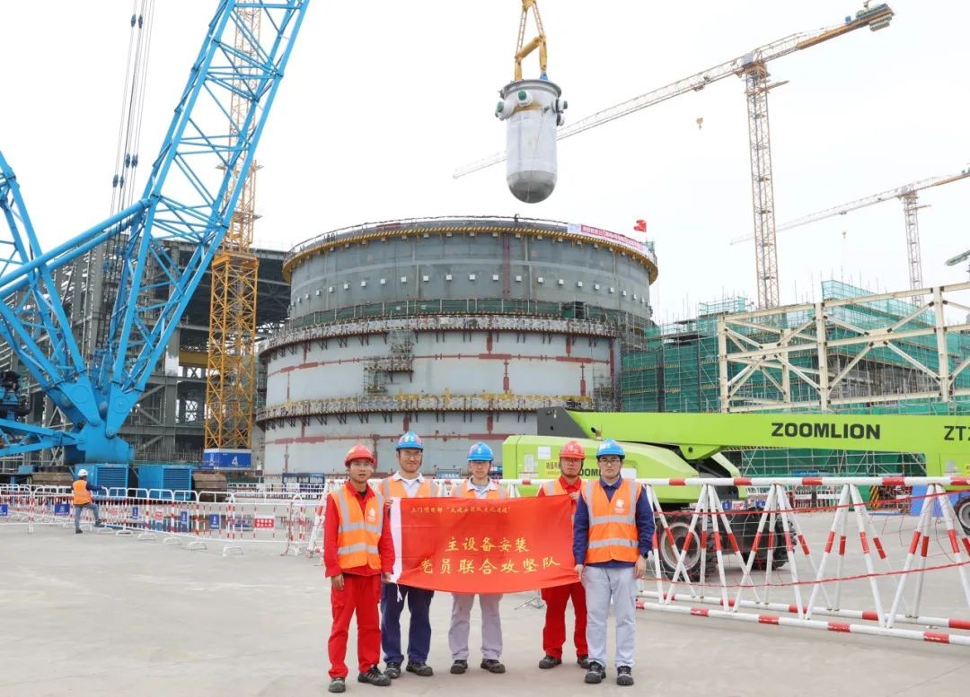 三门核电4号机组反应堆压力容器吊装就位