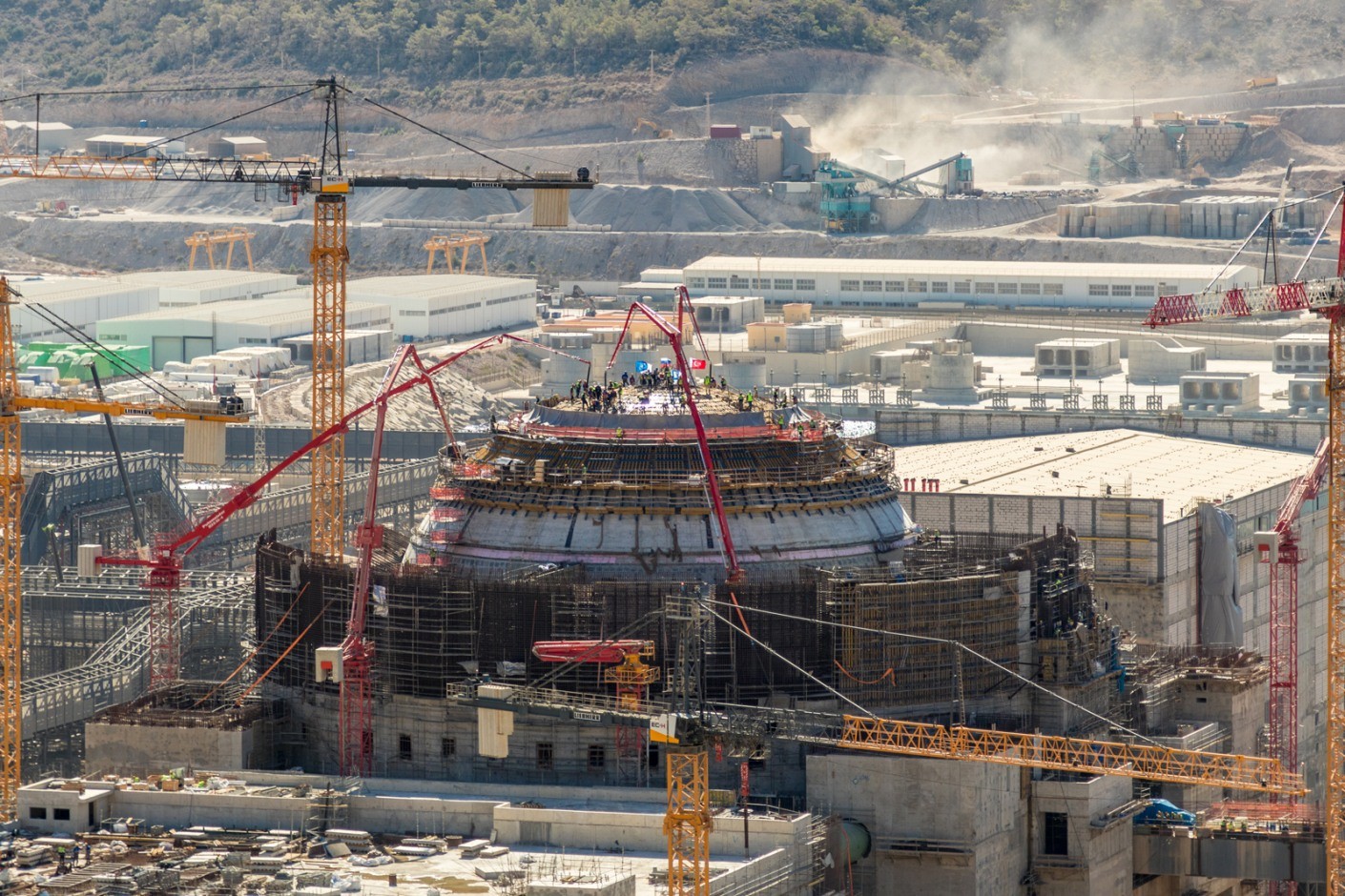 Rosatom 用 104 天浇筑了阿库尤核电站第一台发电机组反应堆室的穹顶