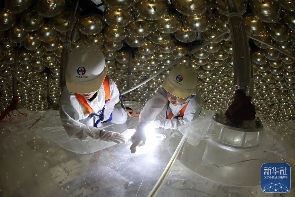 探访探测器主体建成后的江门中微子实验