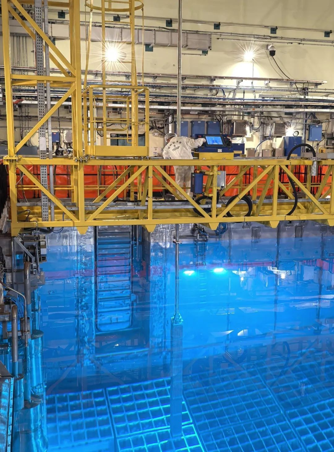 太平岭核电厂第一组燃料组件顺利吊入乏燃料水池