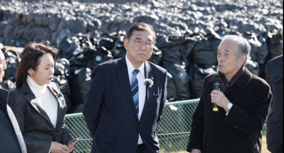 日本首相视察福岛灾区 确认去污土壤处置情况