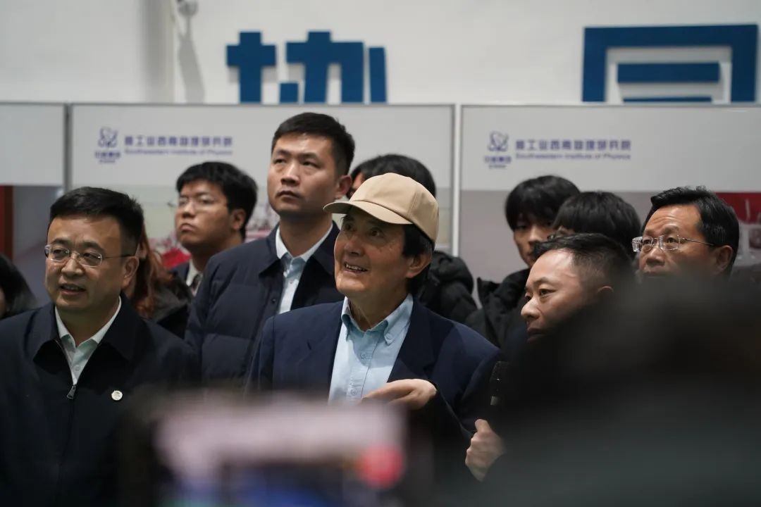 马英九一行参观新一代人造太阳“中国环流三号”