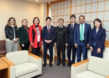 日本外务省副相宫地卓真与国际原子能机构理事举行会谈
