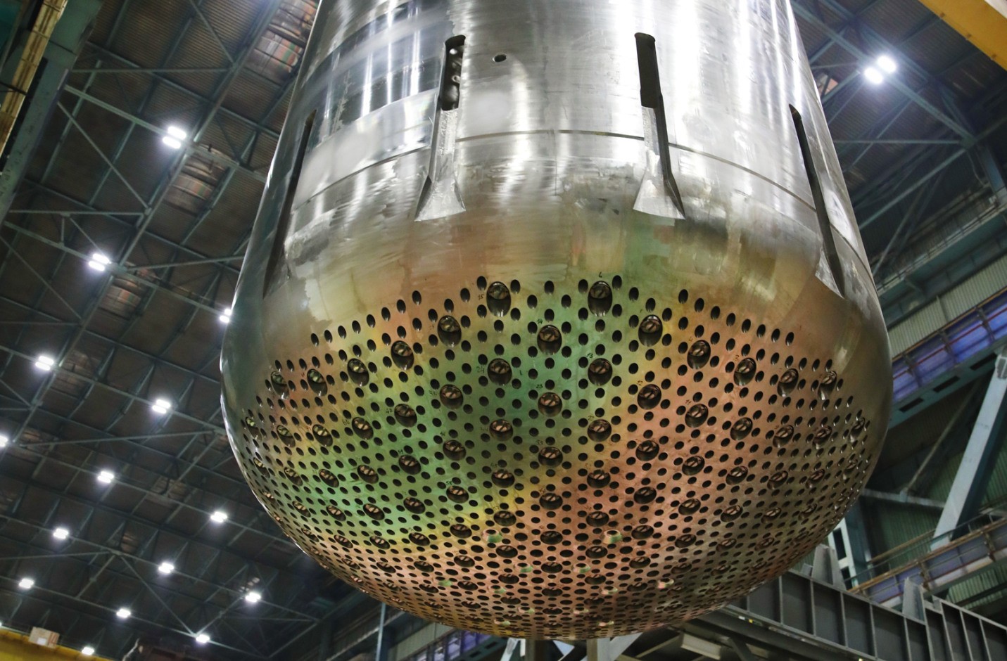 俄罗斯Atommash工厂为阿库尤核电站4号机组试装VVER-1200反应堆容器