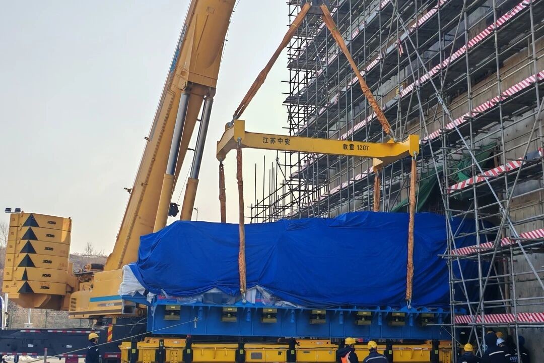红沿河核电新增柴油机项目主机顺利引入就位