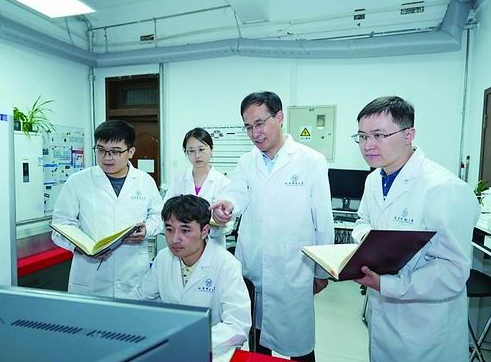 Lü Zhaoping's team advances research on radiation-resistant metallic materials to meet the needs of advanced nuclear energy systems.