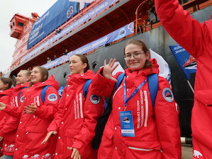Students from 23 countries travel to the North Pole aboard the nuclear-powered icebreaker 