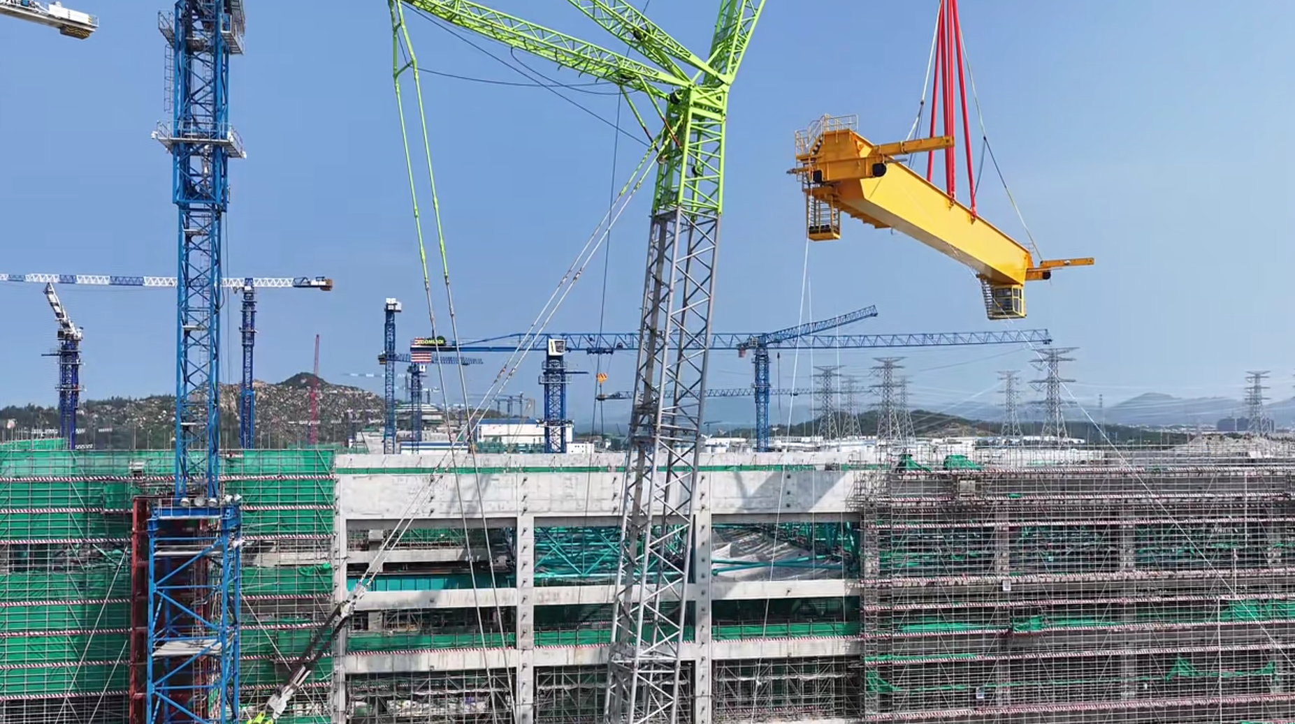 Первая главная балка крана B первого основного мостового крана турбинного острова энергоблока №1 АЭС «Луфэн» установлена на место