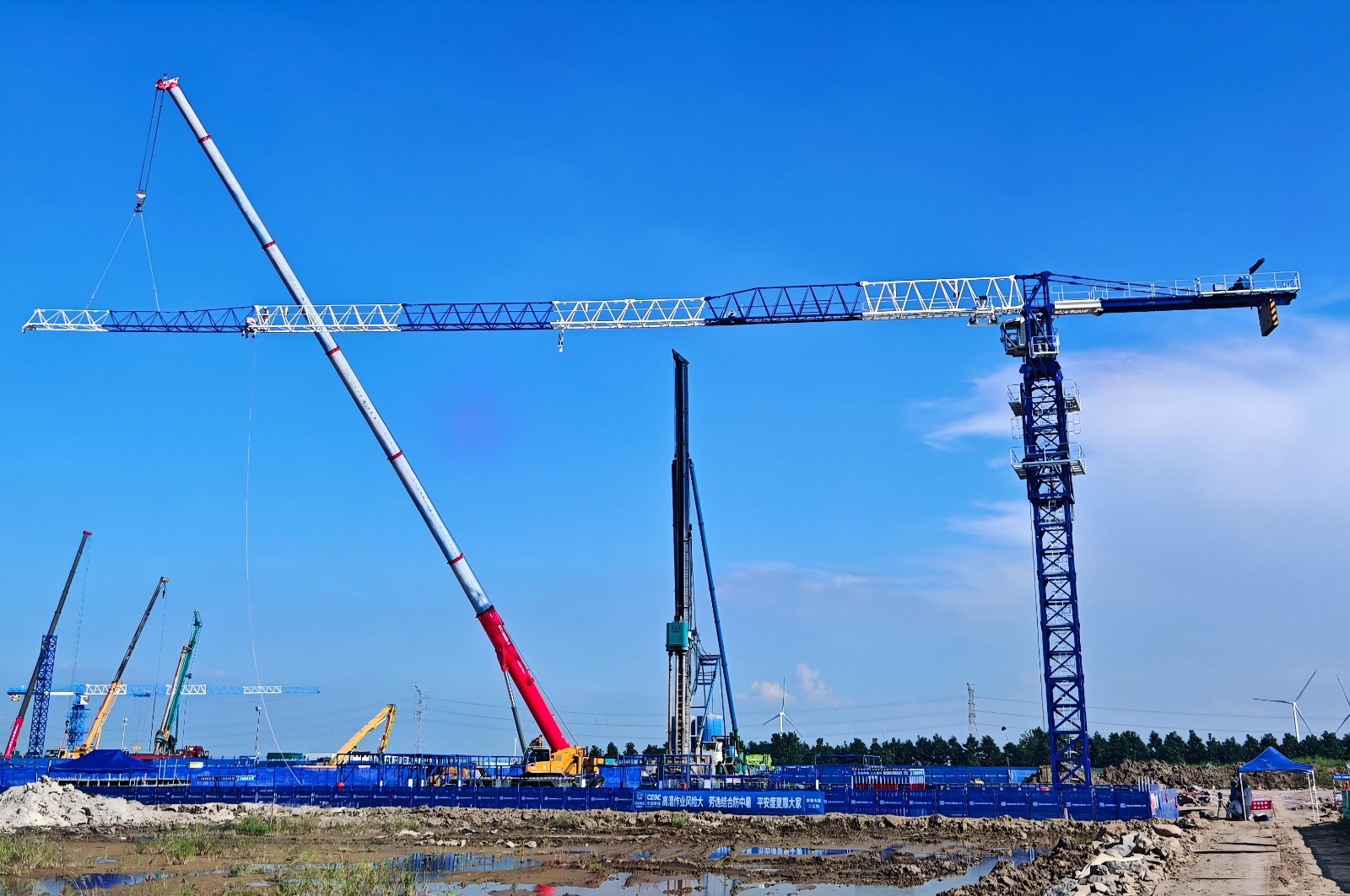 中国能建江苏徐圩核能供热发电厂STT153A塔吊安装完成