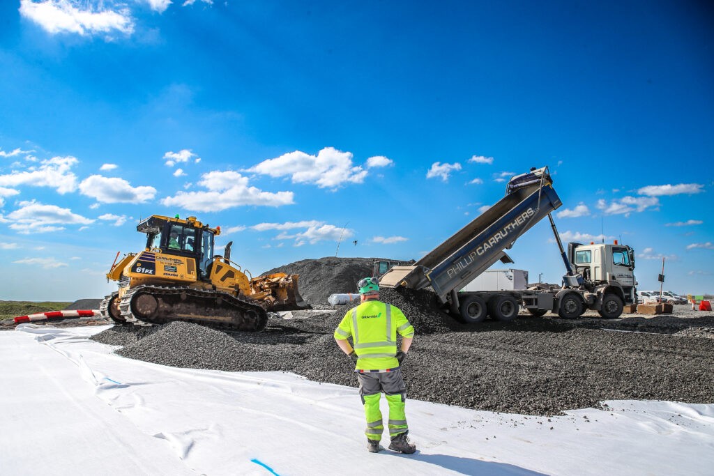 Le site de stockage de déchets faiblement radioactifs du Royaume-Uni progresse dans ses travaux de couverture, avec plus de 285 000 tonnes d'agrégats transportées par rail