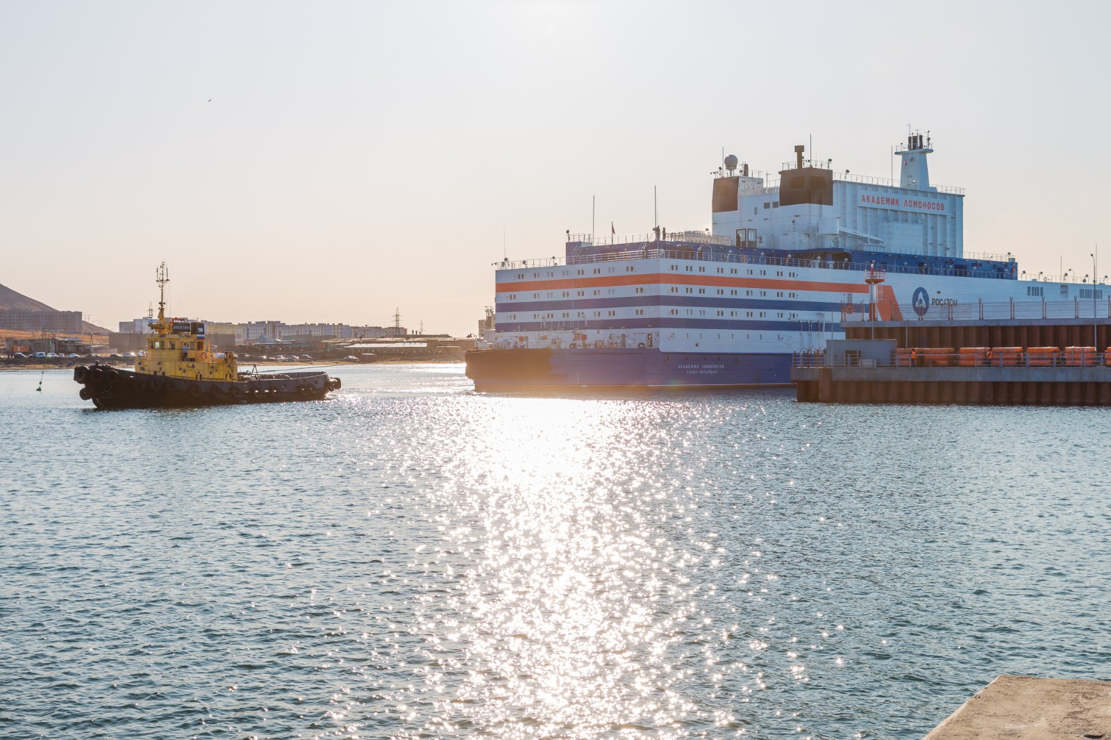 Le réacteur n°1 de la centrale nucléaire flottante Akademik Lomonossov reçoit du nouveau combustible