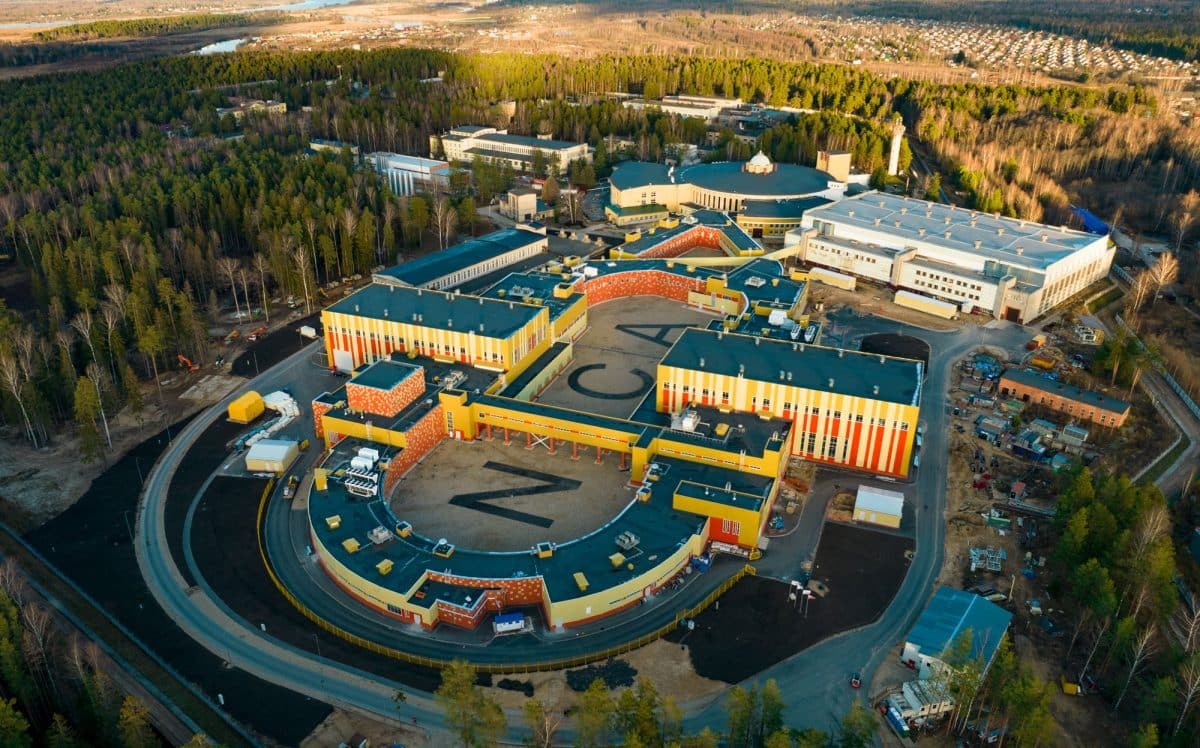 Российские специалисты предложили конструкцию компактного «сибирского змея» для коллайдера NICA для управления поляризацией протонов