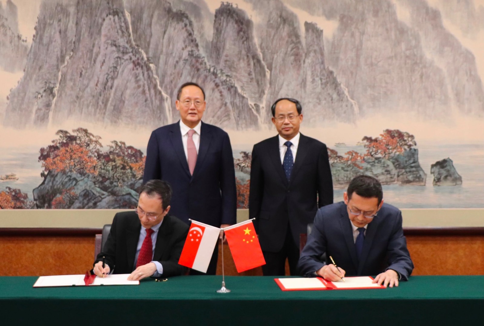 中国与新加坡签署和平利用核技术合作谅解备忘录