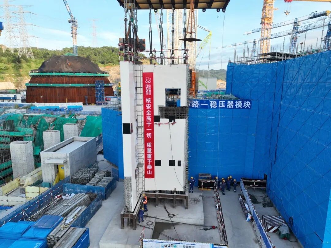 漳州核电4号机组内部结构环路3蒸发器隔间预制模块吊装成功