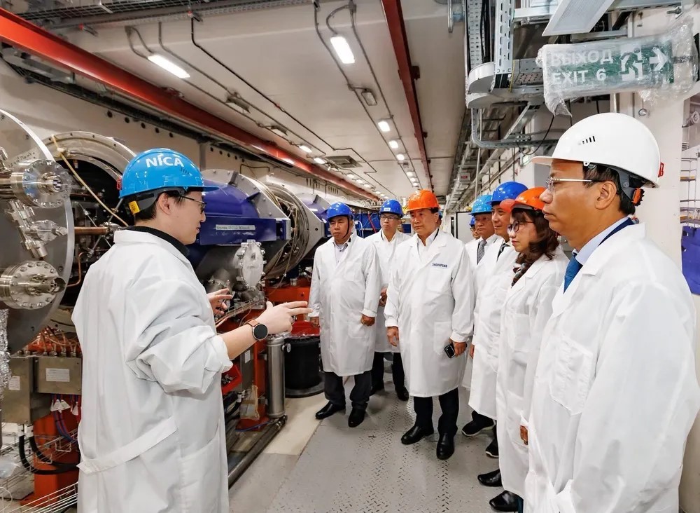 A delegation from Vietnam National University Ho Chi Minh City visited the Joint Institute for Nuclear Research to deepen cooperation in research and talent development