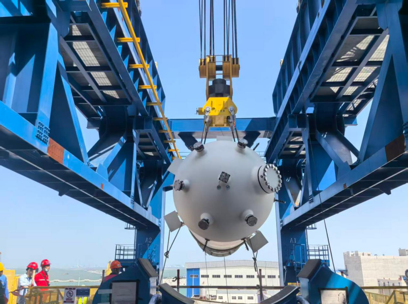Mise en place par levage du pressuriseur de l'unité 3 de la centrale nucléaire de Zhangzhou